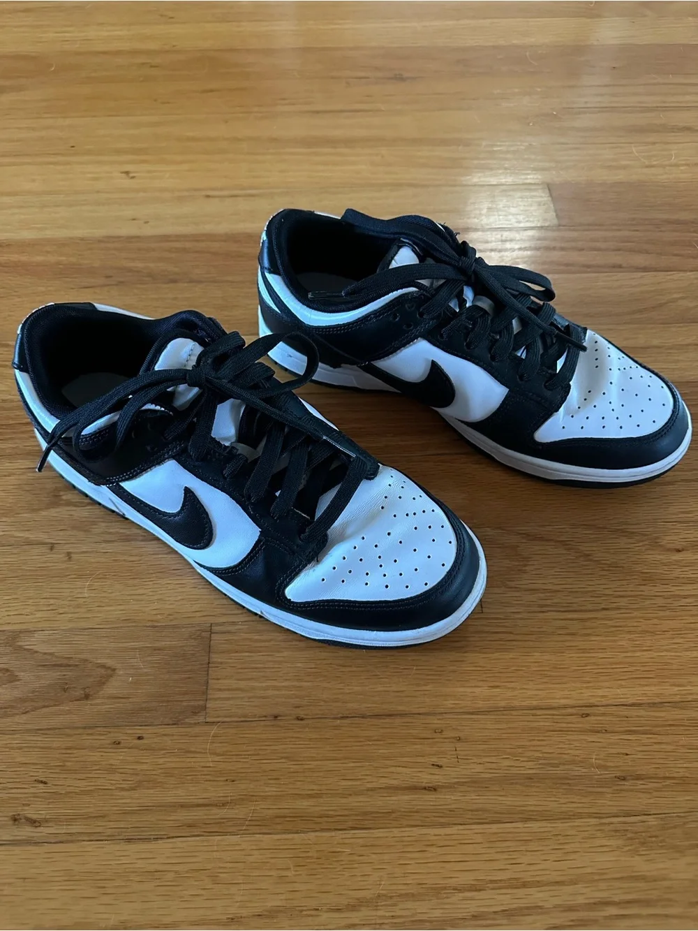 Nike Men’s Black and White Low-Top Athletic Sneakers